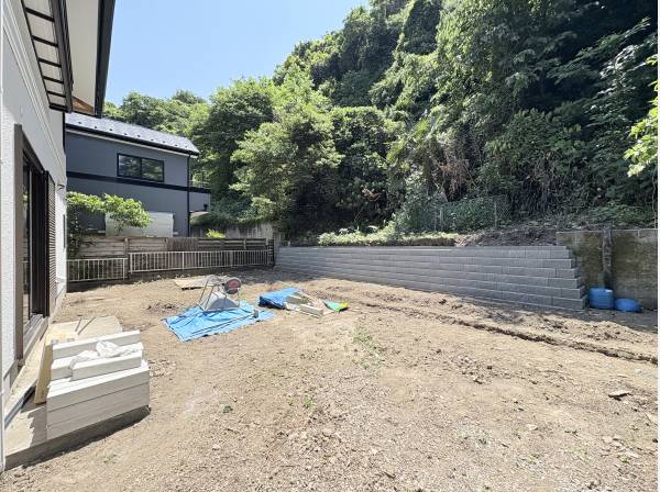 広く平らなお庭。ガーデニングやバーベキューを楽しめそうです。