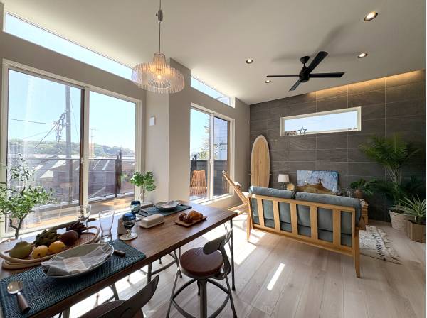 リビングは天井高２．９ｍの開放的な空間。お洒落な家具も配置されています