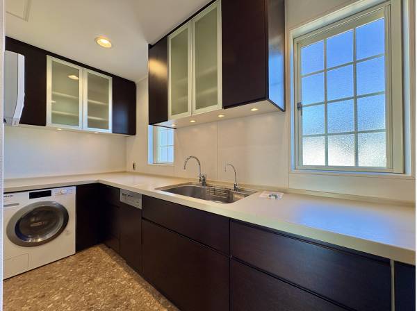 美しさと機能が調和する、極上のシステムキッチン。