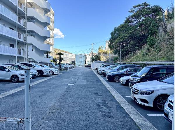 平置き駐車スペースは1世帯1台分自由に駐車可能です