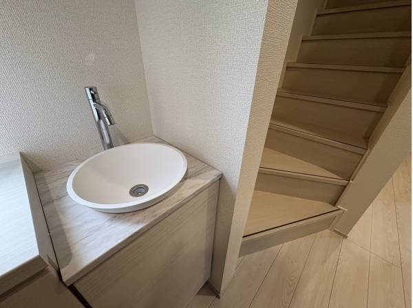 玄関と階段の間にはちょっとした手洗い場がありますよ！