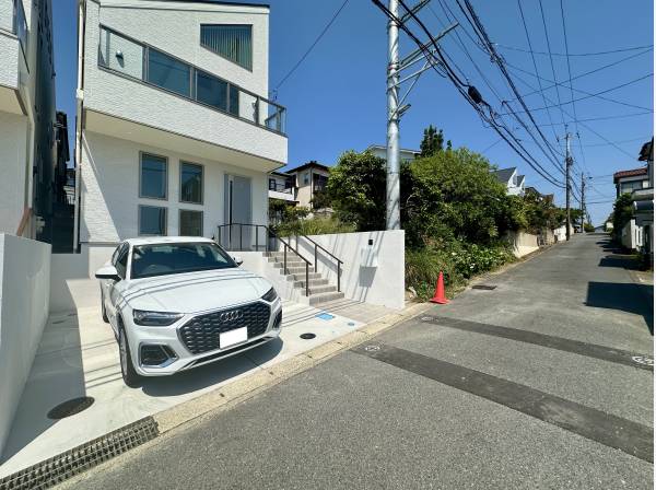 前面道路も広々していて、お車の駐車も楽々