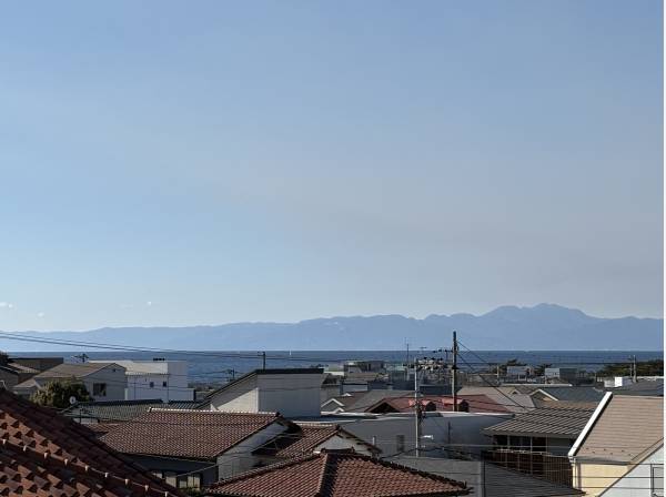 現地屋上レベルからは海を望む眺望も