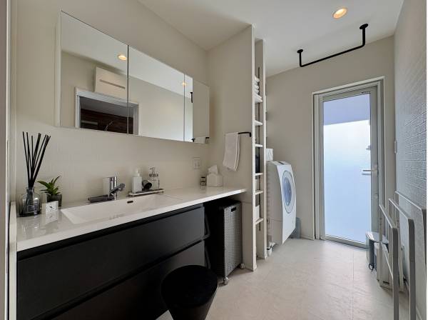 サニタリースペースからウッドデッキにつながります