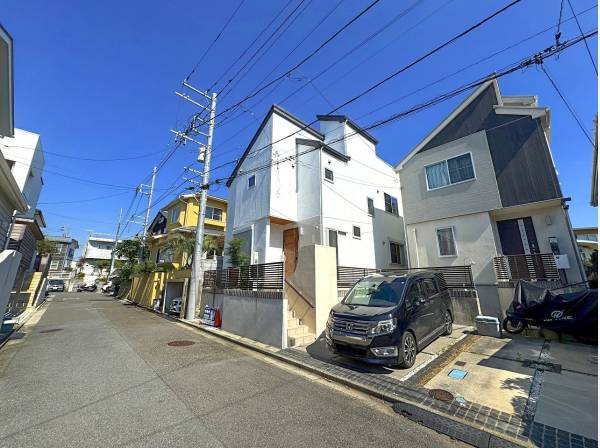 外観は白。外壁、屋根塗装済みです。