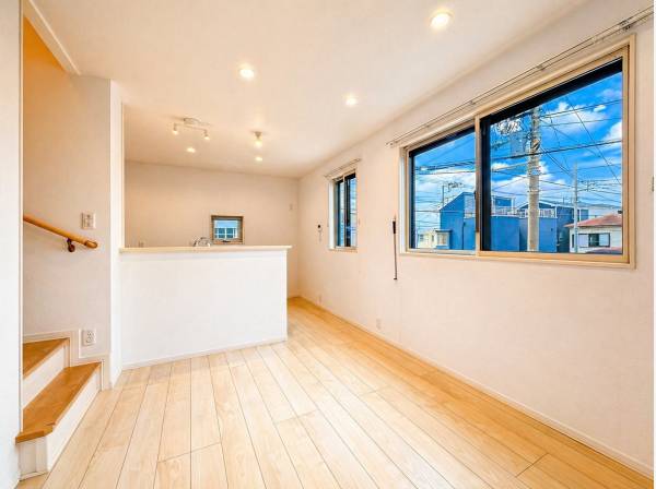 光と風が通り抜ける、ナチュラルで心地よいリビングスペース。