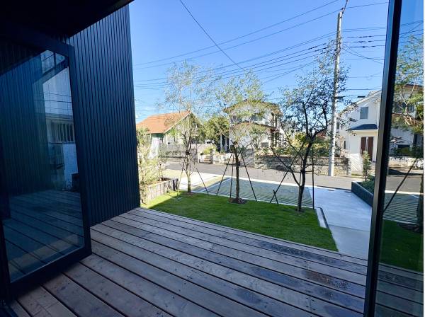 リビングと繋がるウッドデッキスペース