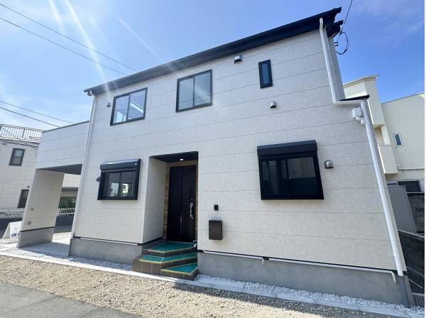 あたたかな陽の光に包まれたお住まいです