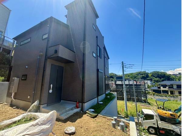 高台にそびえ立つシックな外観