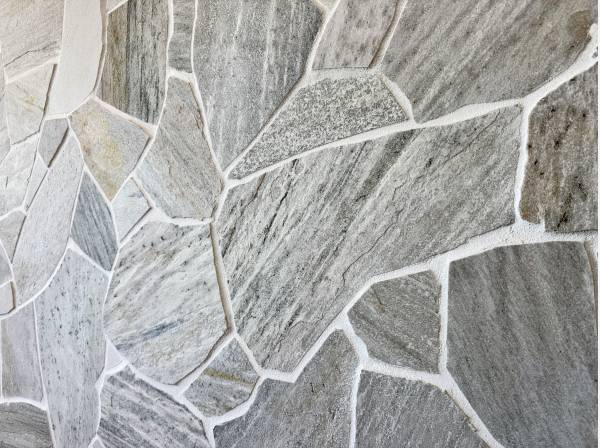 「石張りウォール」が、空間に圧倒的な上質感をもたらします