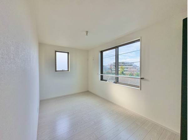 もちろんペアガラスなので、遮音性や断熱性に優れ、結露も発生しにくい構造。