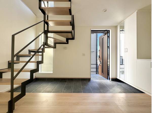 インテリアのアクセントにもなるスリット階段を採用