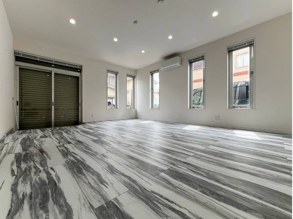 インパクトのある床材がお洒落な14帖超の広々空間