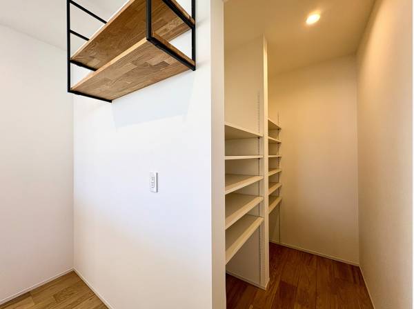 ウォークインタイプのパントリーで家事もスムーズ