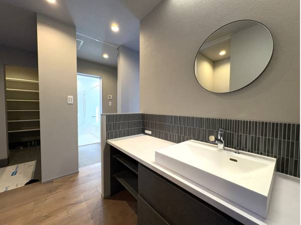 玄関・リビングへと繋がるフレキシブルな配置のパウダールーム