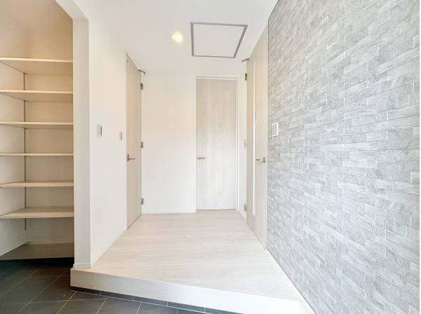 アクセントクロスがおしゃれな土間収納付きの広い玄関ホール！