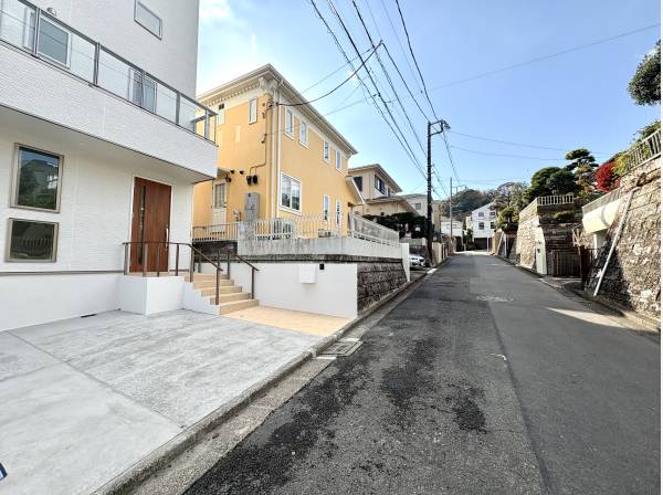 静かな住宅街の空気が流れ歩くたび心が落ち着く前面道路