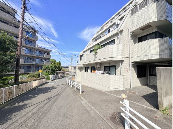 外観、近くには公園も隣接しており、子育て世代には嬉しいポイントです