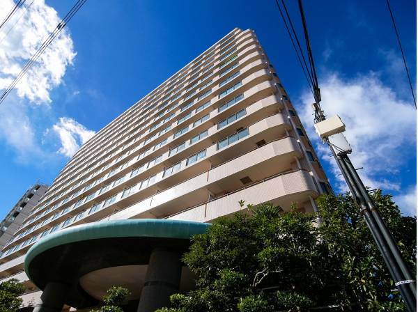 飲食店や土産店が軒を連ねるすばな通り沿いに佇むマンション