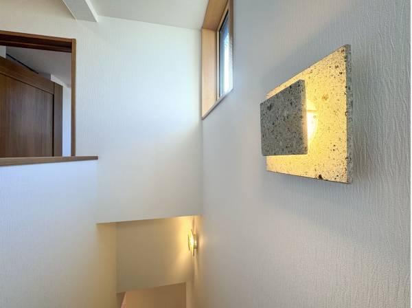 ちょっとした照明も空間を彩るインテリアになっていますね