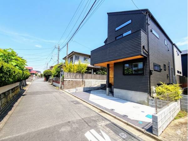 前面道路も広く駐車もスムーズです