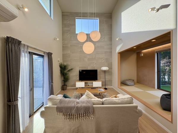 上部吹き抜けている約20.8帖のLDK＋寛ぎの約6帖の畳スペース