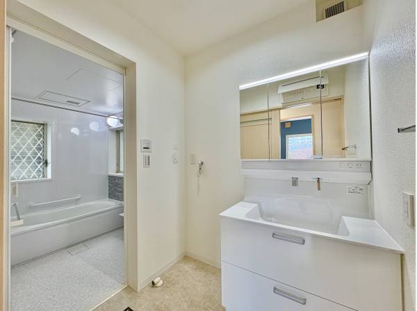 洗面室は白を基調とした清潔感のある空間です