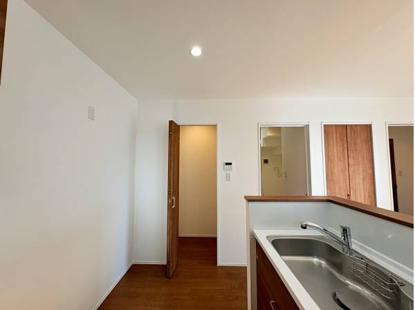 キッチンの隣にパンドリースペースがあります