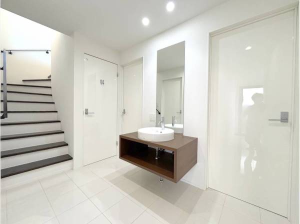 玄関前に完備された手洗いスペースもおしゃれです