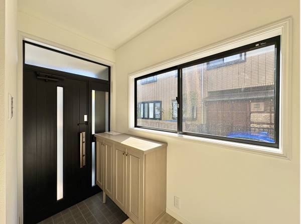 玄関にも陽光が差しこみとても明るい空間です。