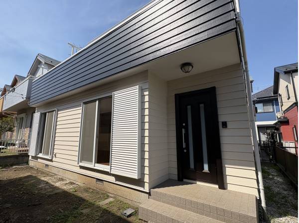 LDKには大きな窓が２つあり、庭に出入りできます！