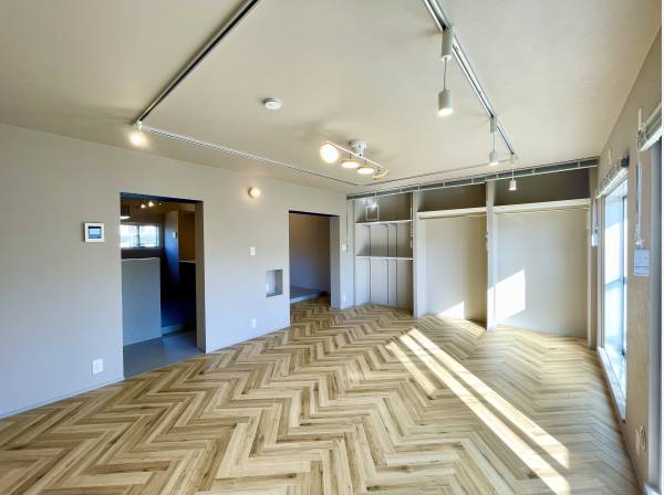 収納もしっかりと備わり、床材の模様もオシャレです