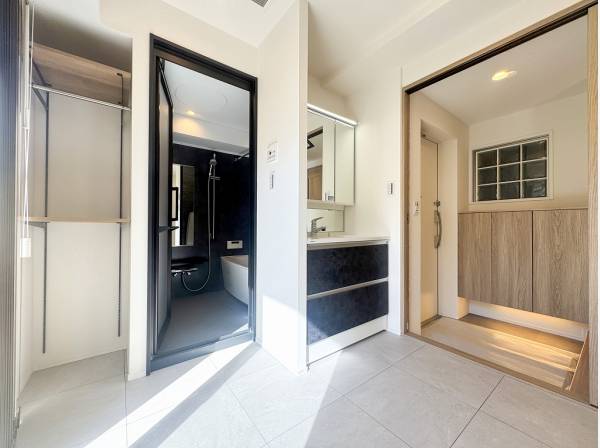 玄関からすぐの場所にバスルームがあるのも海街らしい