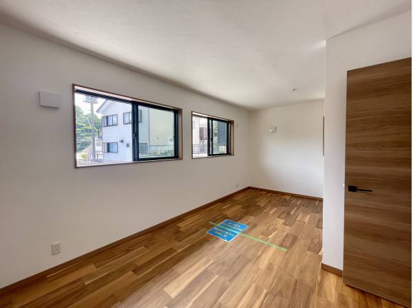 ライフスタイルに合わせて2部屋に仕切れる約10.8帖の洋室