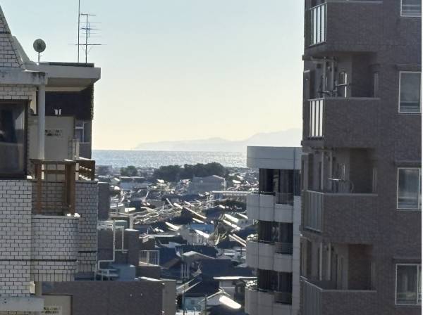 バルコニーから遠望ですが海が見えます
