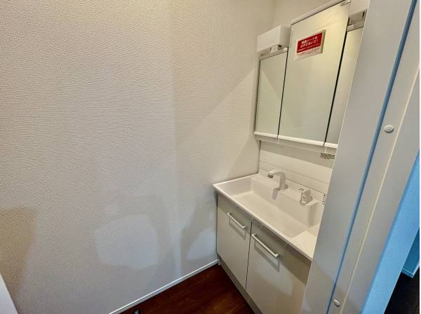 トイレの目の前にも洗面台が有ります！