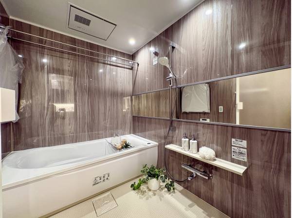 ウッド調の温もり溢れるバスルーム