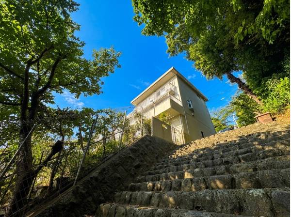 敷地隣は階段となり角地のような雰囲気
反対側に道路があります