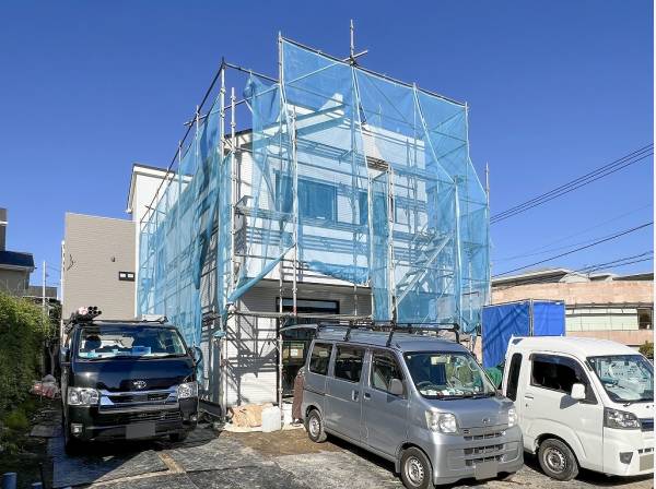 燦燦と陽の降り注ぐ南道路に面しています(奥が該当物件です)