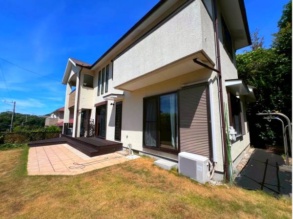 お庭は高い敷地のためプライベートな空間、休日にはBBQも素敵ですね！