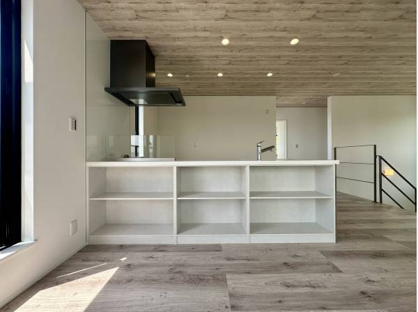 キッチン裏には収納もございます/ペニンシュラ型を採用してスタイリッシュ