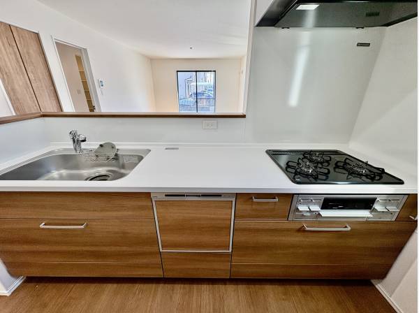 キッチンからダイニングとリビングの様子が見えますね。