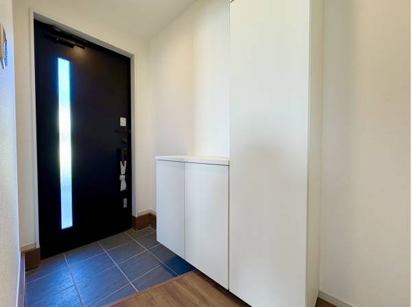 収納棚が備わる玄関ホール