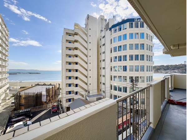 L字型の広々としたバルコニーです