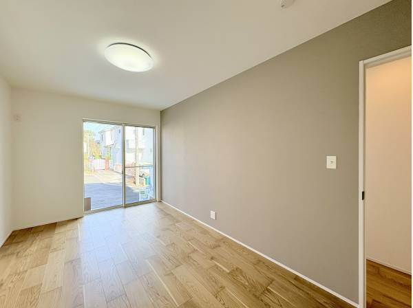 アクセントクロスが落ち着きある空間に感じさせる1階洋室