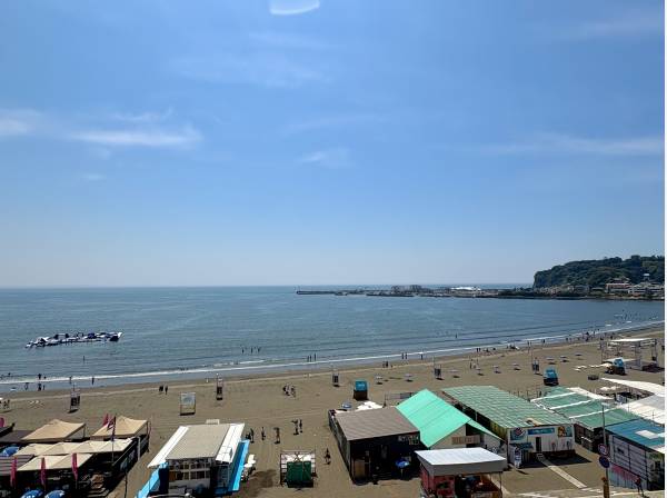 お部屋からは海を一望します。