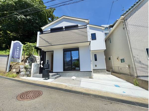湘南の閑静な住宅地に馴染む、落ち着いた色合いの外観です