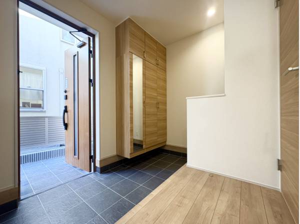 広々とした玄関エントランス