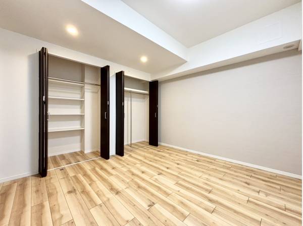 収納豊富な洋室