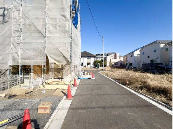 開発分譲地につき前面道路も綺麗に整っています。